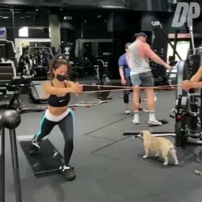 Eiza working out