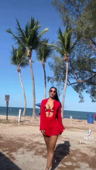 Beach vibes (@shenseea)