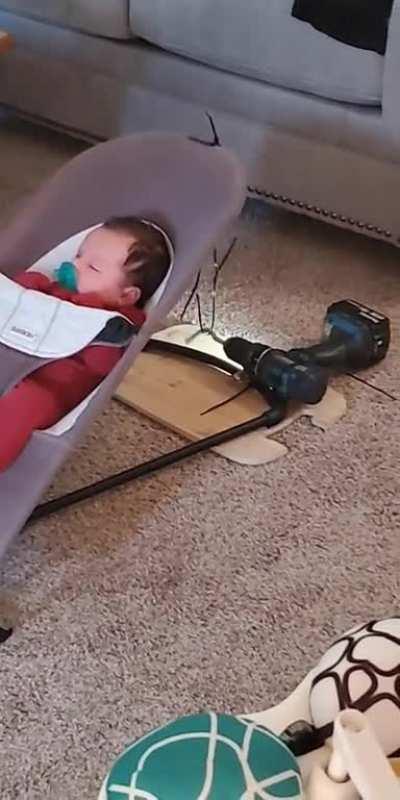 A brilliant idea for putting a baby to sleep