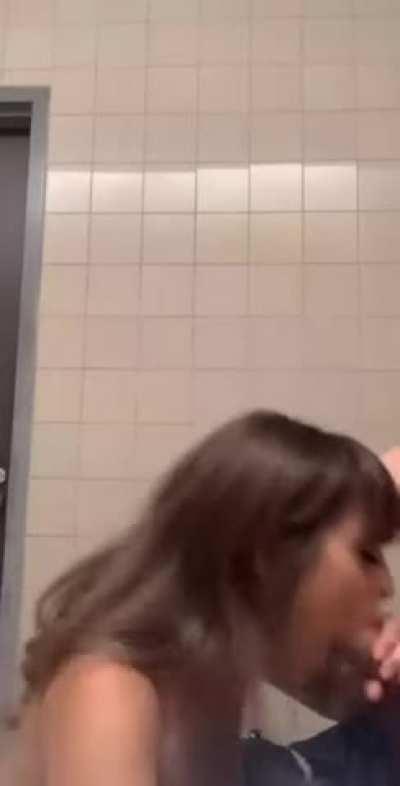 Quick blowjob in toilet