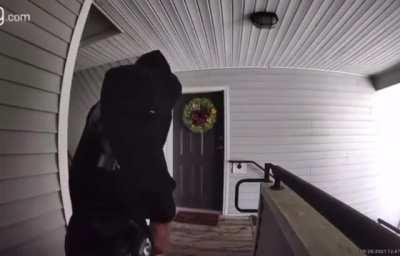 Dude blasts a would be armed intruder. Smooth draw with 1 in the head.