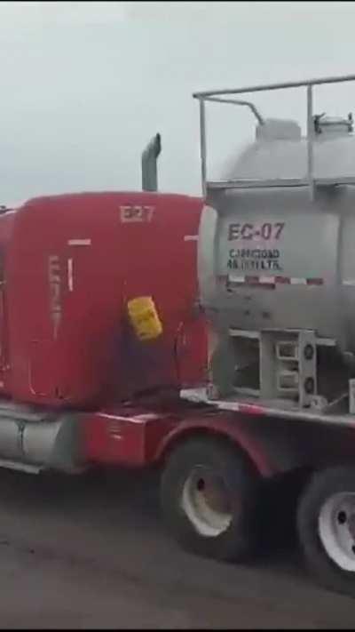 Sicarios emptying cargo pipe truck for not paying extortion fee in Tamaulipas
