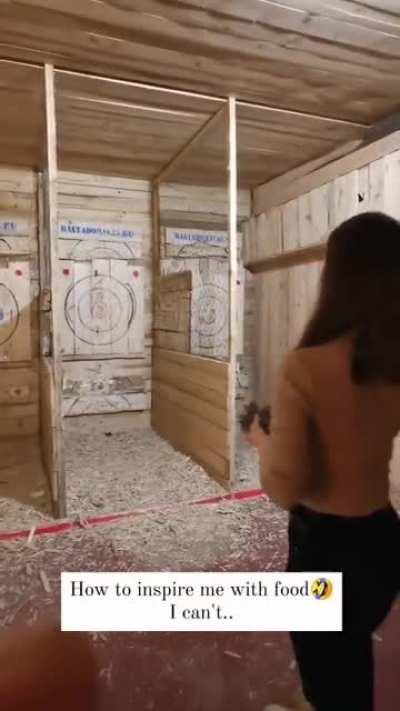 Shuriken throwing (such slim waist!)