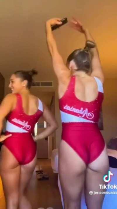 Arkansa’s Jensen Scalzo & Cami Weaver ❤️🤍 🐖 🤸‍♀️