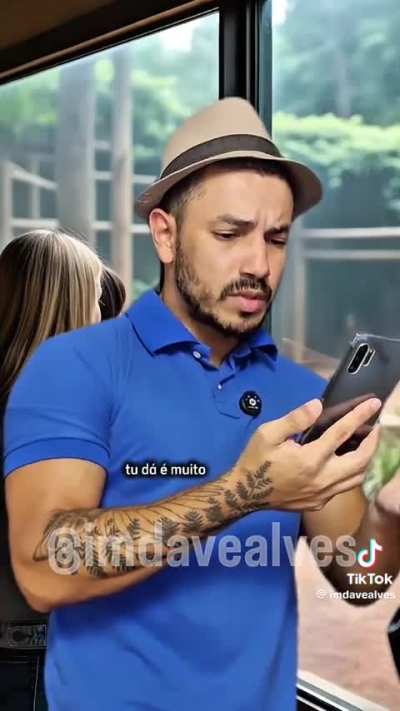 Comediantes de direita. O pior mesmo é a criatura que paga pra assistir um tosco desse.