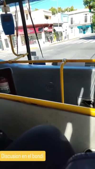 La bronca de una chica porque el bondi anterior no le había parado