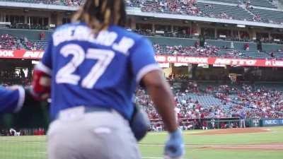 [Highlight] Vlad Jr. watching Ohtani strikeout Springer