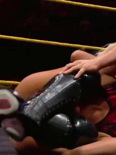 Toni Storm & those thick thighs