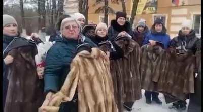 Жены погибших военнослужащих радуются неодушевлённым предметам, которые им дали вместо мужа