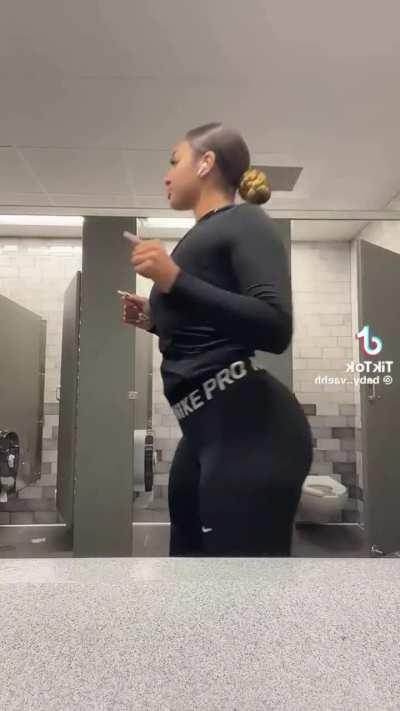 1 or 2 ⁉️ Big Booty Niece VS Big Booty Auntie 