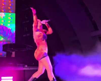 Front Row View 📸🍑