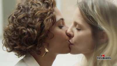 Camila Pitanga & Elisa Volpatto (Aruanas - s02e02)