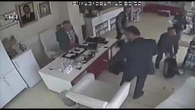 Hoşgeldin kardeş buyur bi çay iç