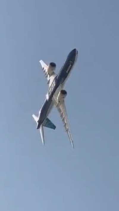 777X rehearsing for Dubai Airshow ©