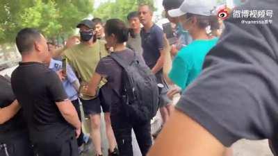 洋记者只会报道中国阴暗面，这回被逮了个正着，必须打死！