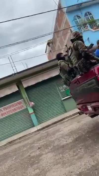 CJNG Sicarios rolling like nothing… wonder how all those those rifles got there🤔