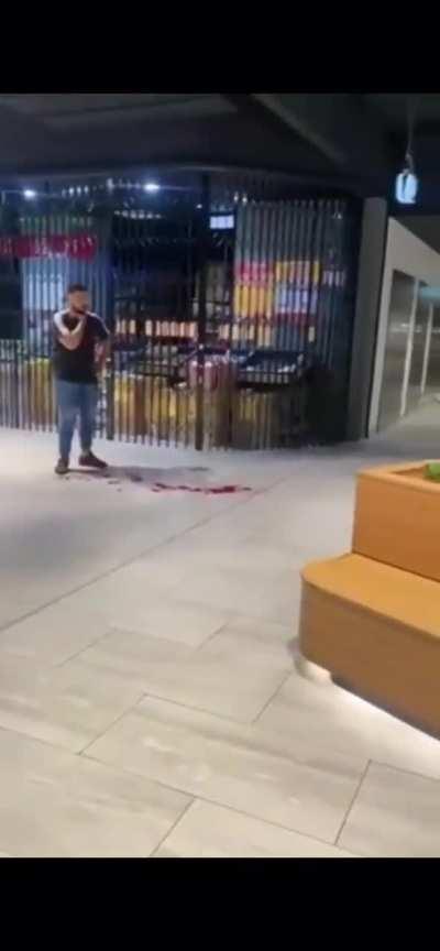 Man got stabbed in a fist fight and collapses