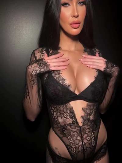 She's such a gorgeous bimbo