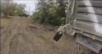 Direct tank hit from russian tank on ukrainian HMMWV with first-person fighters inside . Armor saved everyone and let ukrainian soldiers escape with a slight concussion.
