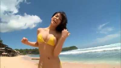 Mayu Koseta - Bouncing Boobs in a Wee Yellow Bikini