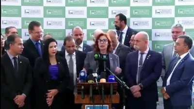 “Não quer o bebê? Entrega para o aborto!”, diz Carla Zambelli em ato contra o aborto.