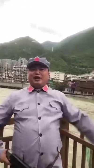 红军丽丽左手敬礼乳了