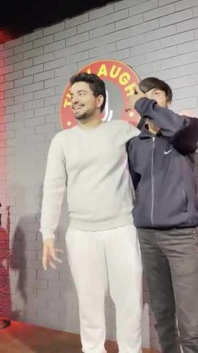 Bas boldia saamne jaake….