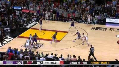 [Highlight] Tyler Herro hits the massive game winning 3 to put the Kings to bed