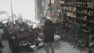 This is a robbery...