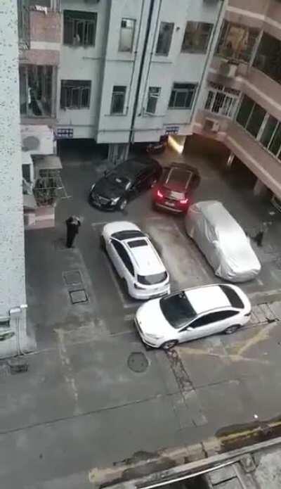 I can't tell who is the idiot