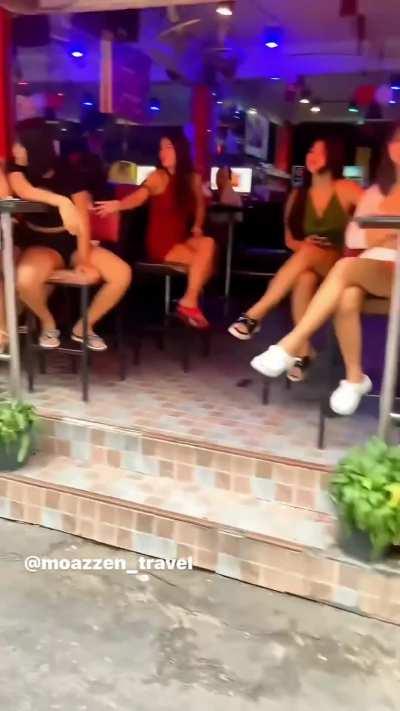 Mina linda o tailandés feo?