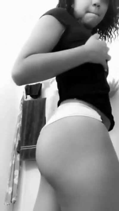 This is what lilhippy1 thinks is nude😭