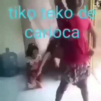 Júlia tentando fazer tiko teko