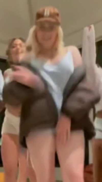 Billie Eilish's tits don't jiggle, they swing! Happy Sunday 💦