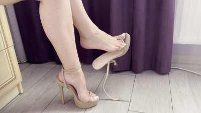 White pedi is back 😜 and my creamy heels 😋 best combo yep? 🥰