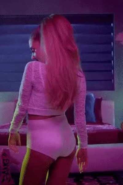 Her ass 🥵 also if you want to talk message me I am Male (21) Bi also be around my age 💯