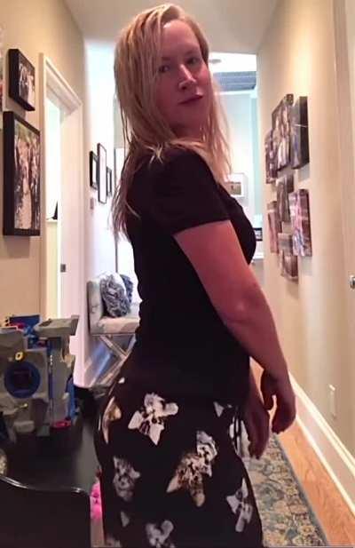 Shakin' her butt for us