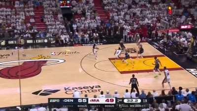 [Highlight] Lowry playing lineman clears the way for a vicious Bam Slam