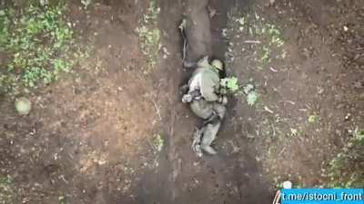 🇷🇺 🇺🇦 A Russian soldier seemingly survives a barrage of drone dropped grenades, throwing them away from himself.