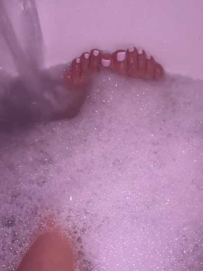 Bubble bath toes 😍