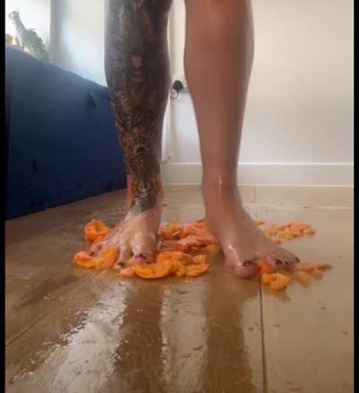 Squish squish 🦶🍊