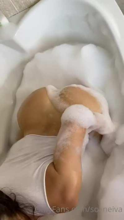 Neiva Mara Nude Bathtub