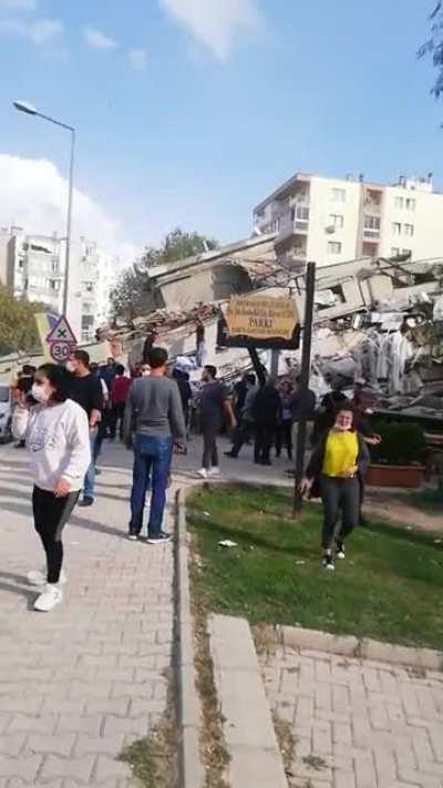 izmir de ki 6.6'lık deprem de toplanma alanı önünde ki ev yıkıldı