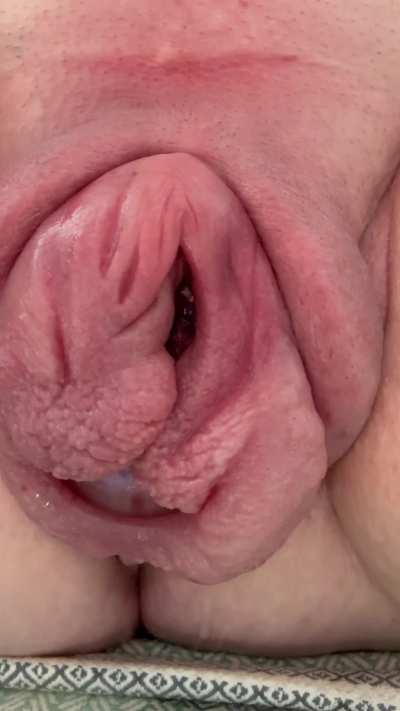 Playing with my plug after my 4 hours of pumping yesterday 