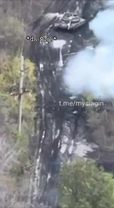 Russian tank is destroyed with NLAW from an ambush