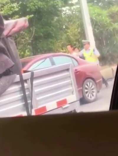 摩友挨了铁拳开始进行高雅创作