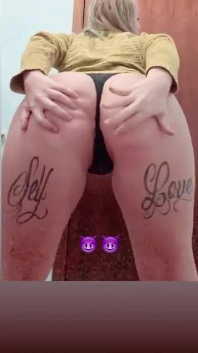 Alanis com seu bundão em camera lenta 😈