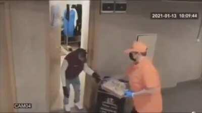 el admin saliendo de su habitacion