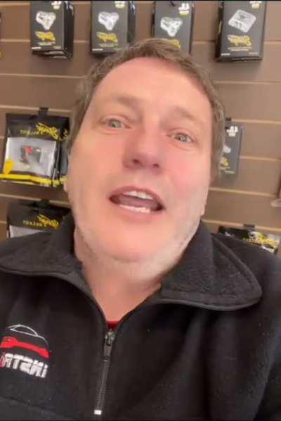 Lo contratan para instalar audio y renuncia porque lo hicieron acomodar cajas (?)