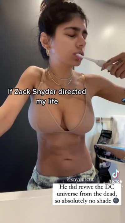 OTHER: Mia Khalifa shows appreciation for the Snydercut